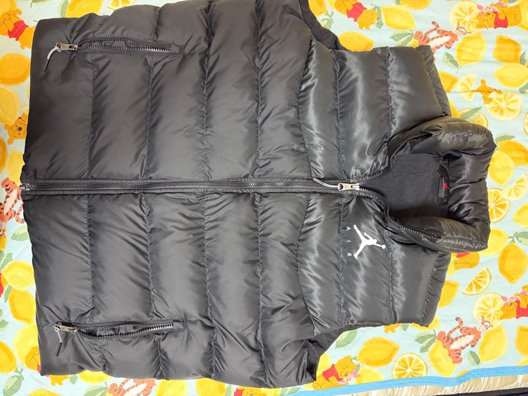 ブラックダウンベスト ジャンプマンロゴ付き