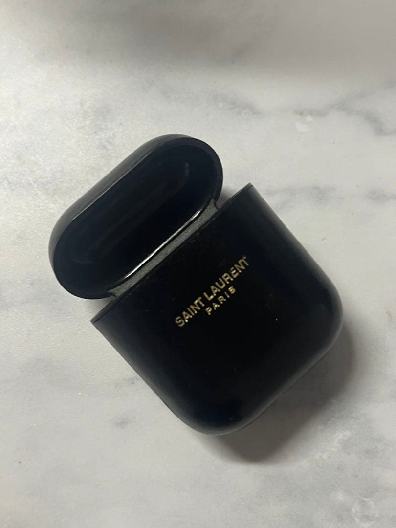 Yves Saint Laurent AirPodsケース