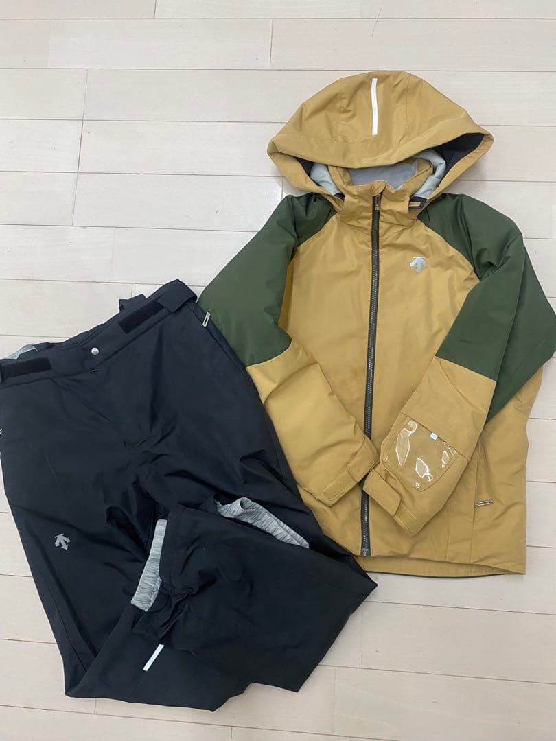 おしゃれカッコいいDESCENTE 子ども用スキーウェア カーキ/ベージュ150