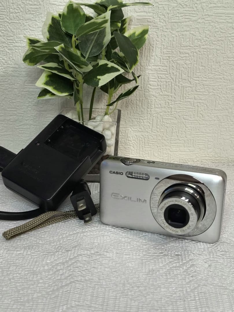 (美品) カシオ コンパクトデジタルカメラ EX-Z800