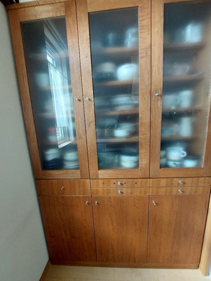美品 幅115 高級 天然木 食器棚 トレー付き