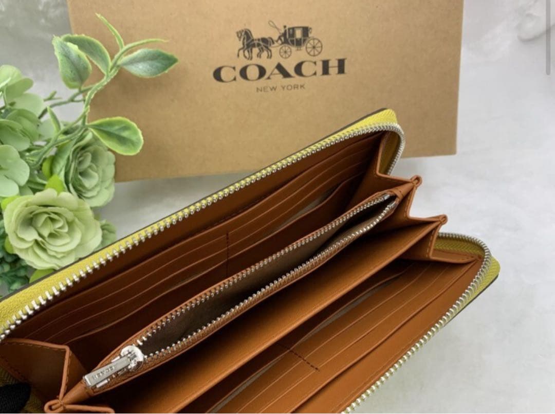 COACH ライムグリーン 長財布