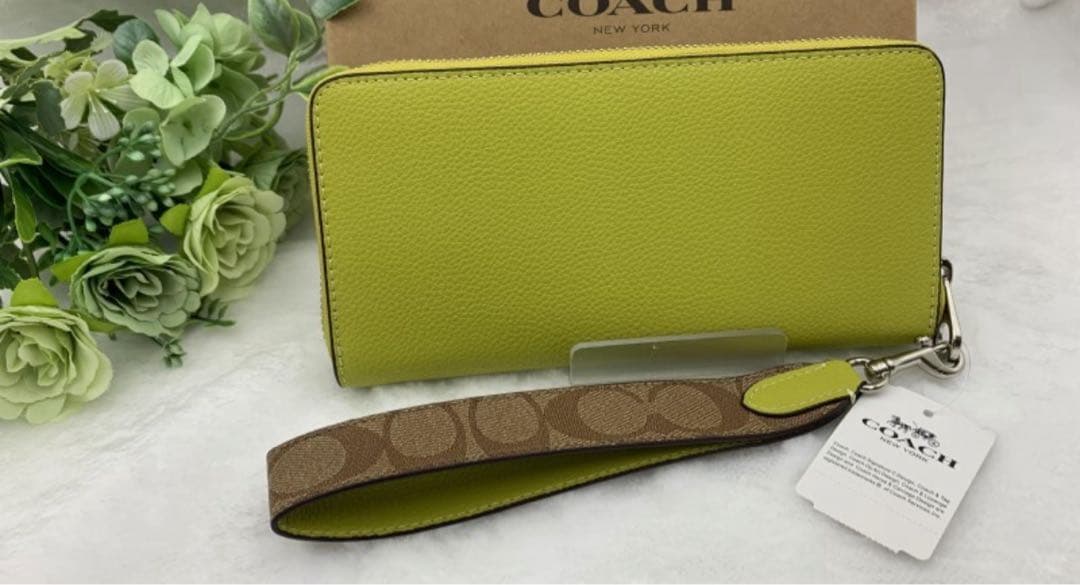 COACH ライムグリーン 長財布
