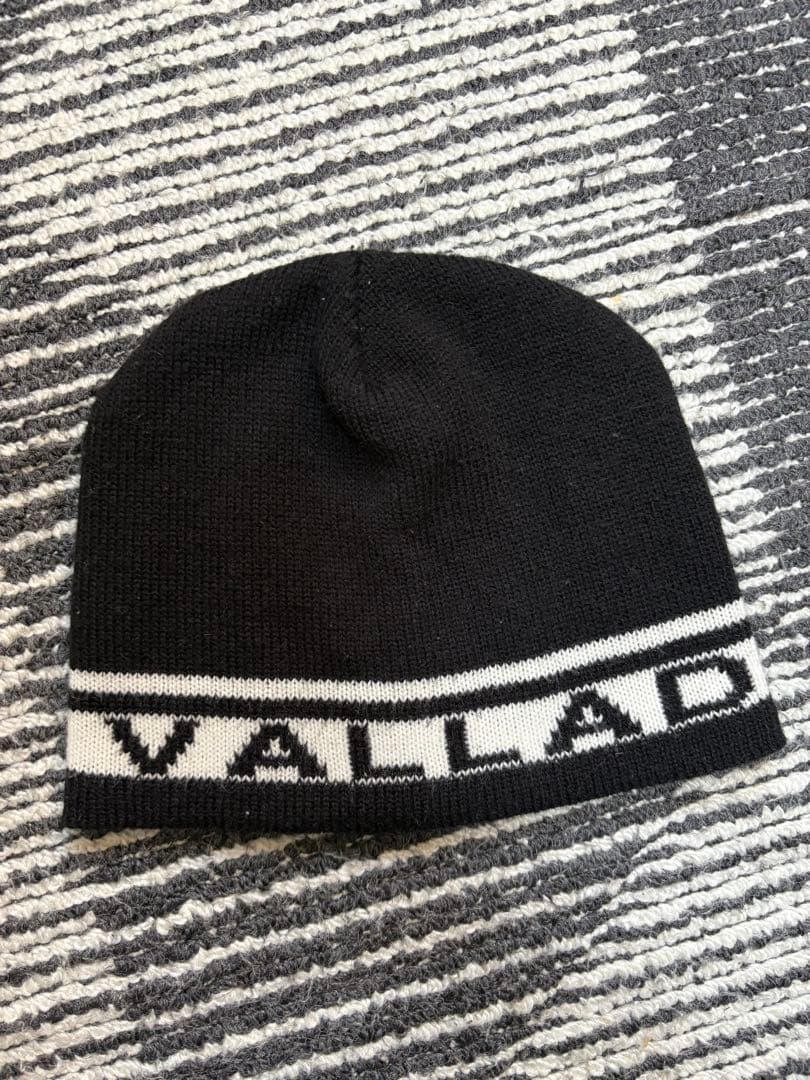 テクラシ　VALLAD ロゴ入り 黒ニット帽