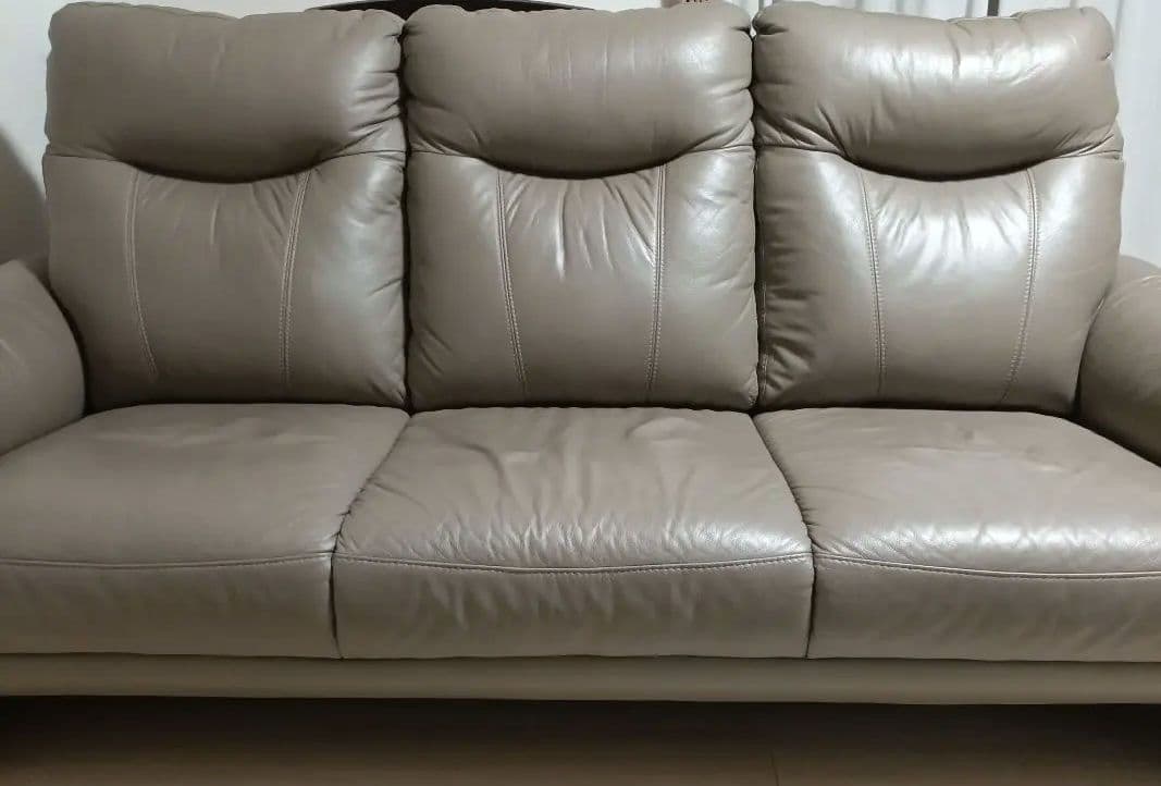 【引き取り希望】ニトリ　ベージュ レザー 3人掛けソファ