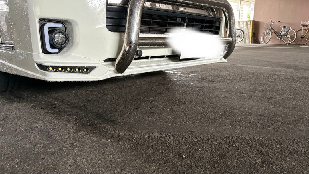 ハイエース ワイド　ホワイトフロントリップ LED付き