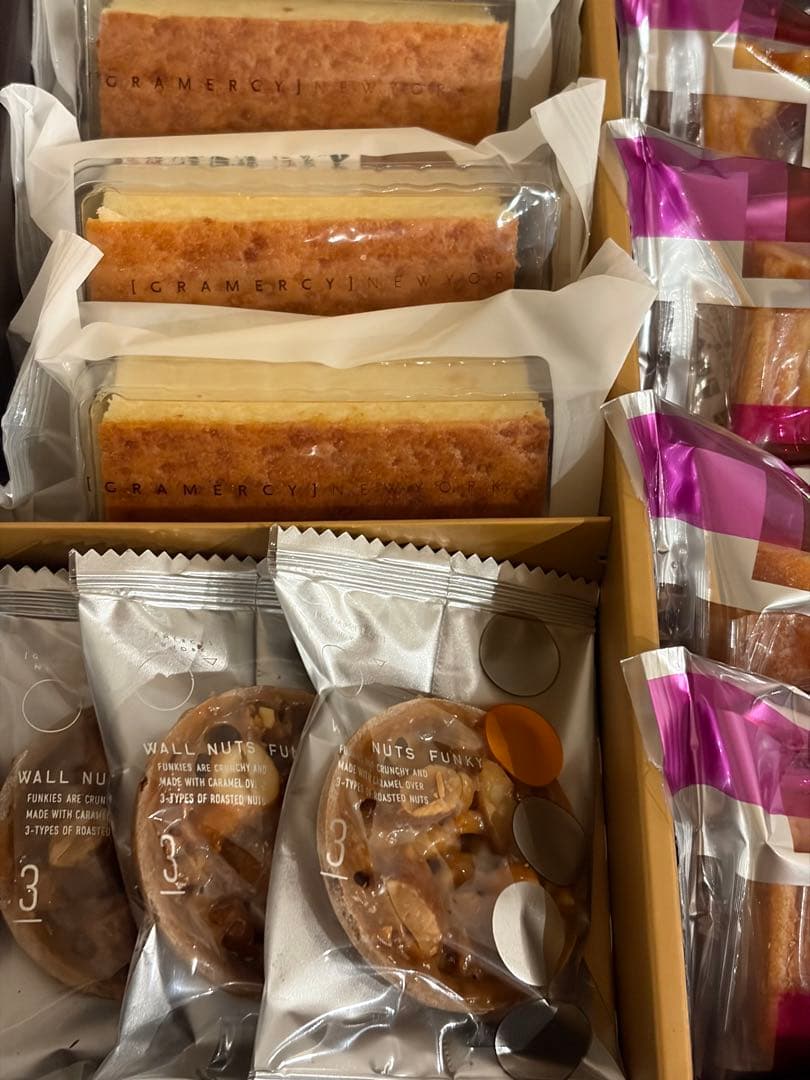 【ヨックモック】【グランマシーNY】【ブルボン】菓子&ピンクカーディガン