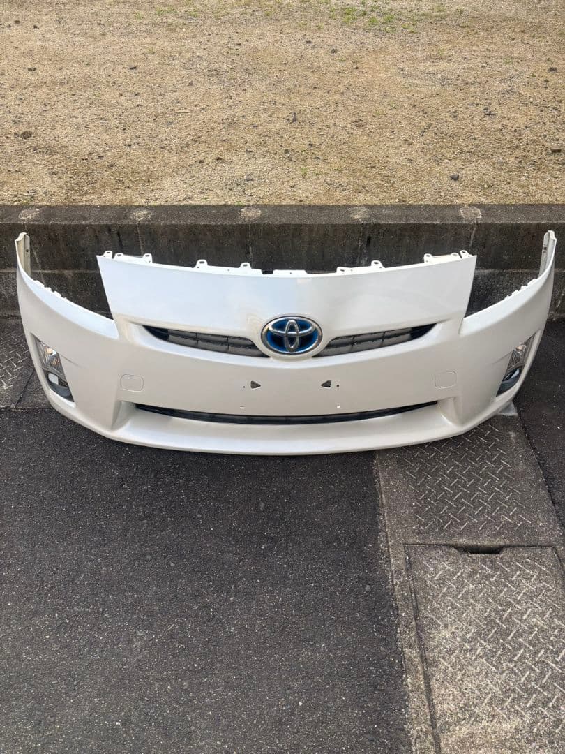 30プリウス前期型純正フロントバンパー 　ホワイト