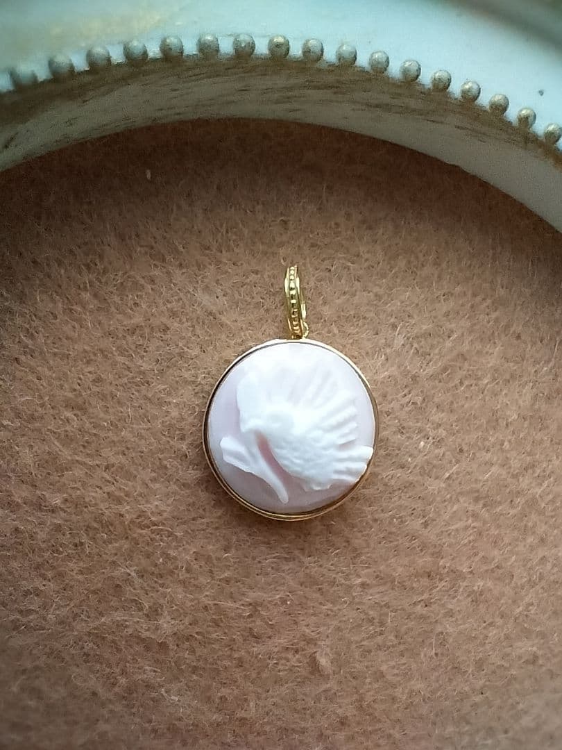 La mascotte 18K 　コンクシェル　カメオ小鳥のトップ