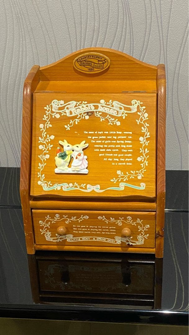 ウサギのフィギュア付き木製オルゴール