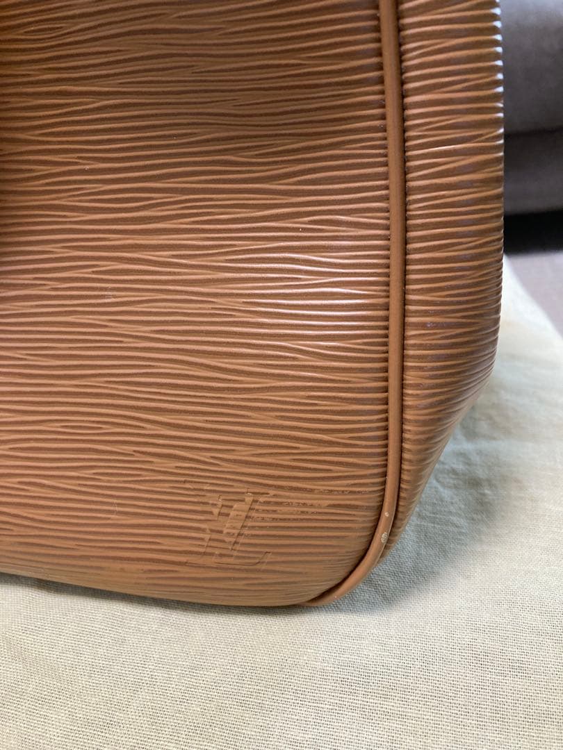 ルイヴィトン パッシィPM エピ キャメル ビジネスバッグ 自立するバッグ