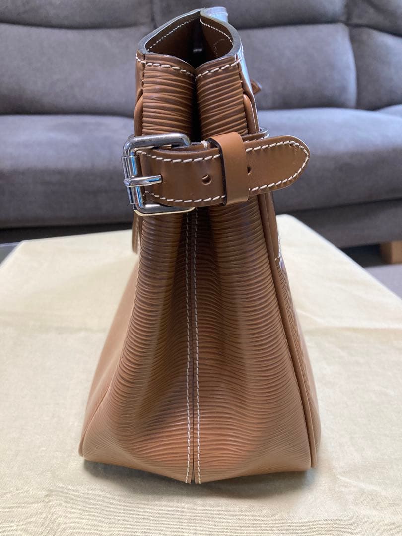 ルイヴィトン パッシィPM エピ キャメル ビジネスバッグ 自立するバッグ