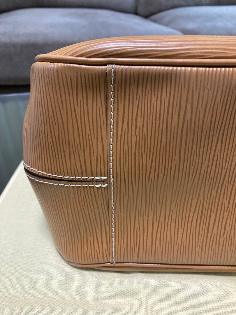 ルイヴィトン パッシィPM エピ キャメル ビジネスバッグ 自立するバッグ