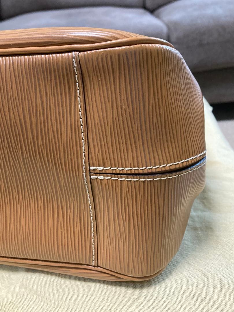 ルイヴィトン パッシィPM エピ キャメル ビジネスバッグ 自立するバッグ