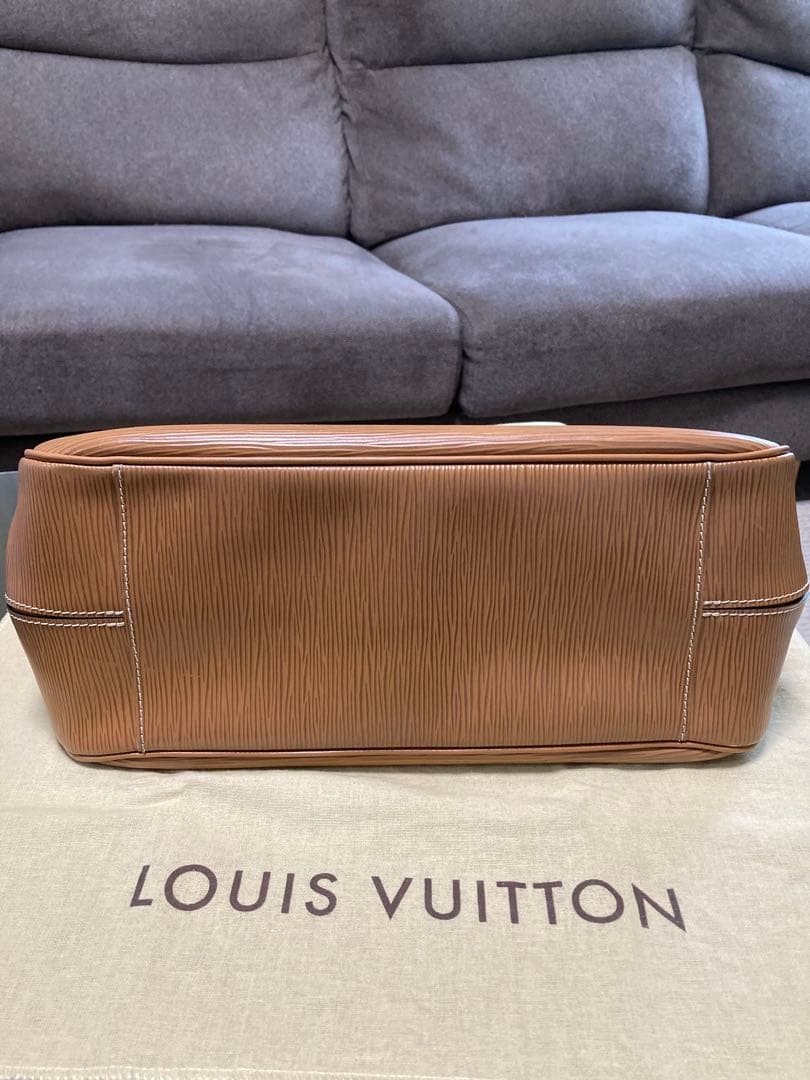 ルイヴィトン パッシィPM エピ キャメル ビジネスバッグ 自立するバッグ