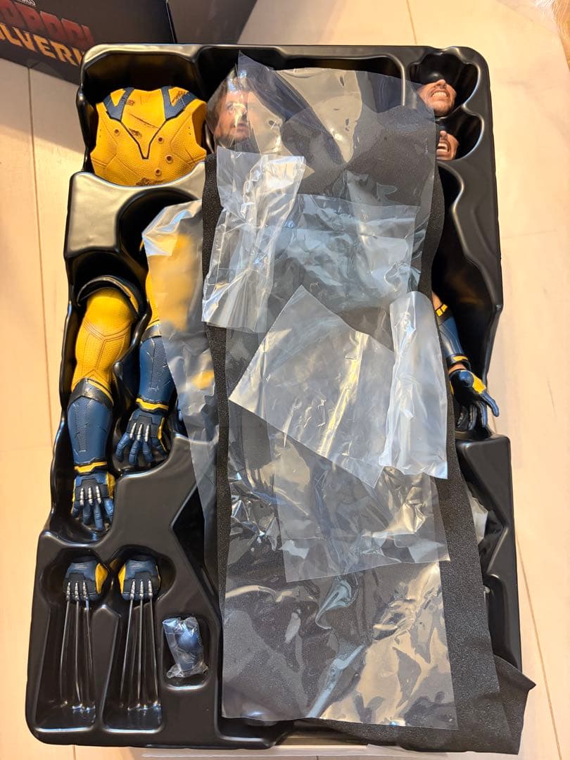 デラックス版 ウルヴァリン フィギュア hottoys ホットトイズ