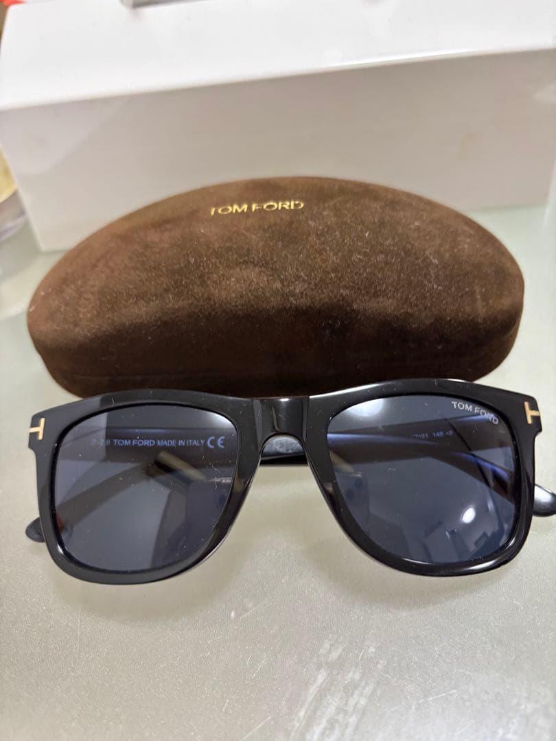 送料無料！TOM FORD ブラック サングラス