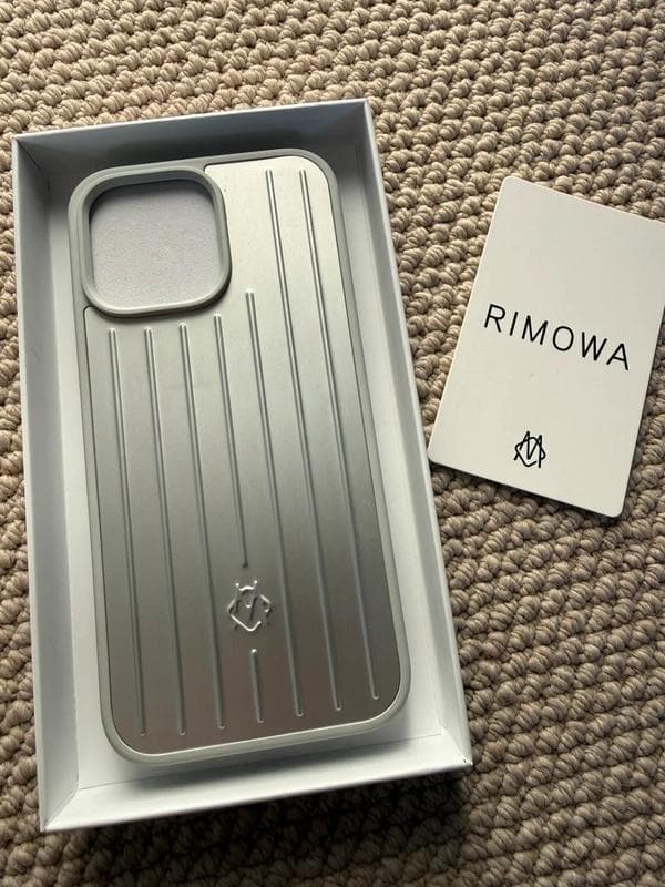 RIMOWA iPhone16 pro 用ケース シルバー