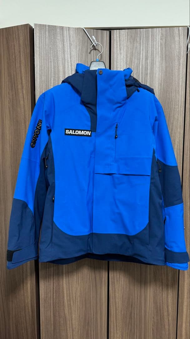 今シーズンモデル　オンヨネスキーウェア 上下　サロモンプリント入り