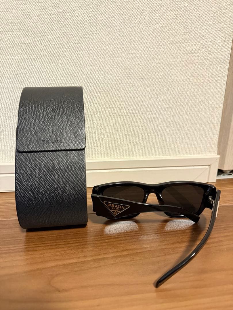 PRADA スクエア　ロゴサングラス
