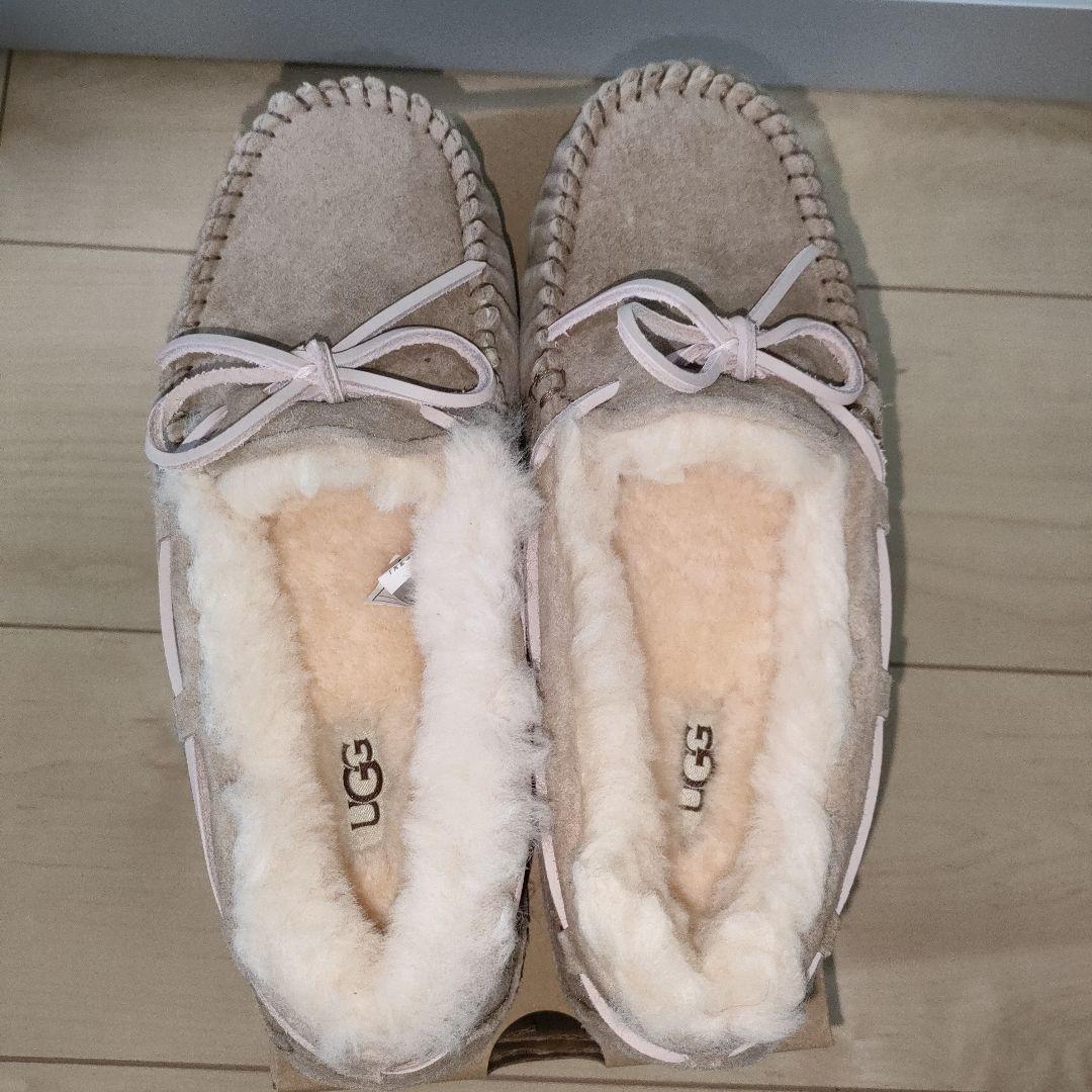 美品　新品同様　UGG ダコタ　ベージュ　24cm　箱あり