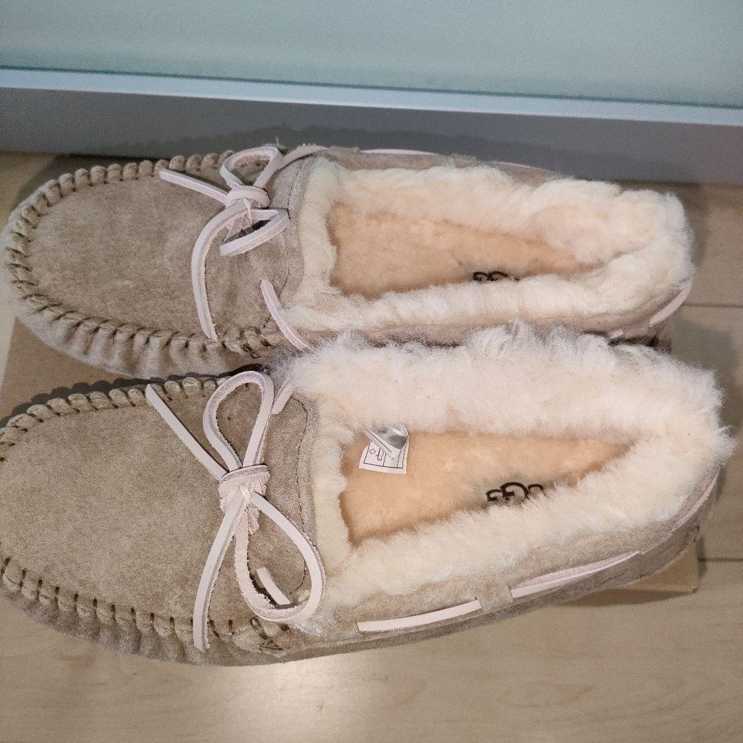 美品　新品同様　UGG ダコタ　ベージュ　24cm　箱あり