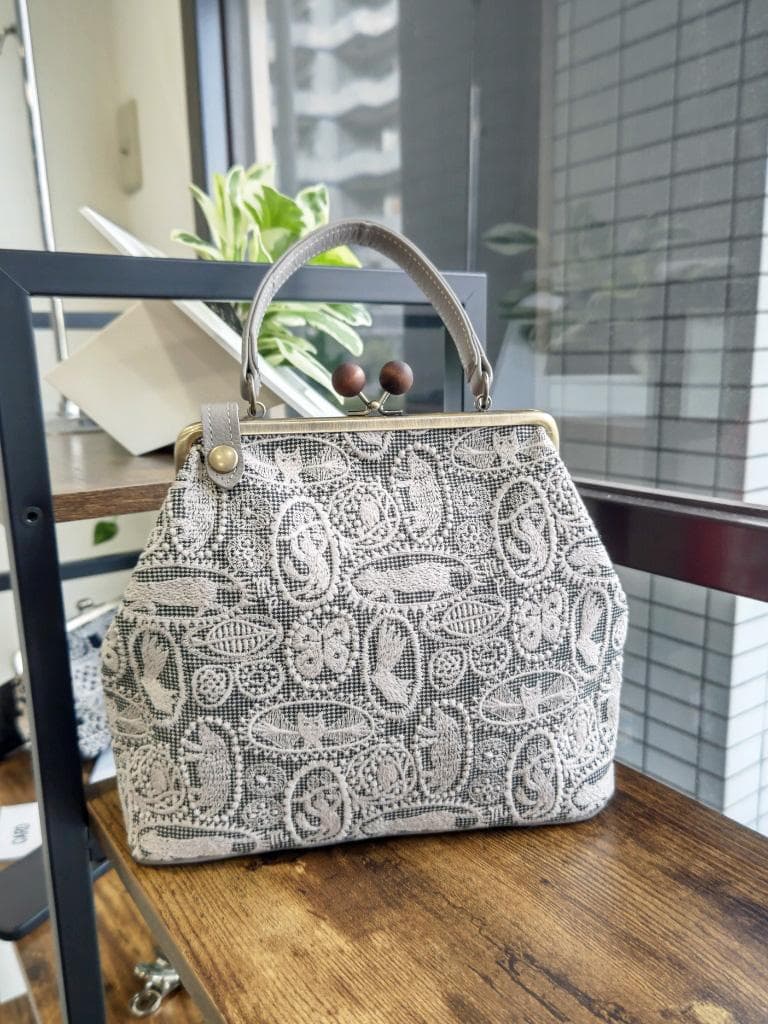 【 pakuyume様】ミナペルホネン/ジャングルレリーフ　ベージュ/牛革グ木玉