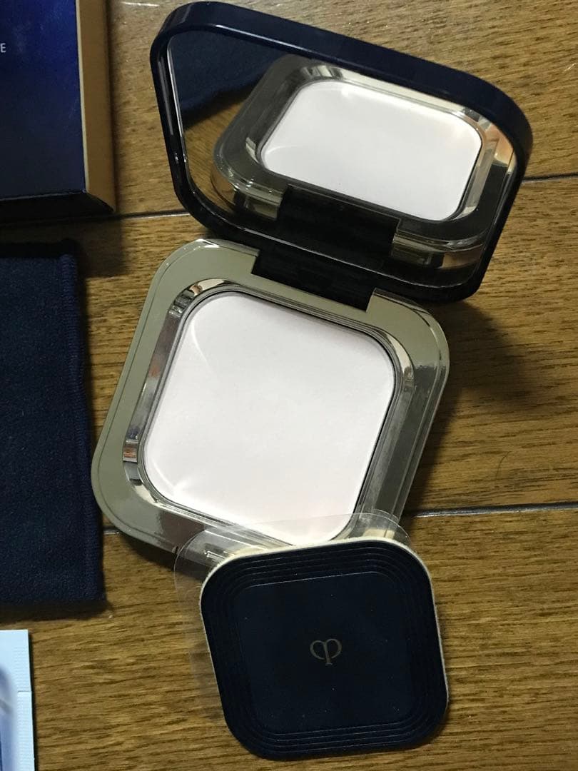 クレ・ド・ポー ボーテ プードルコンパクトエサンシエルｎ＋サンプル