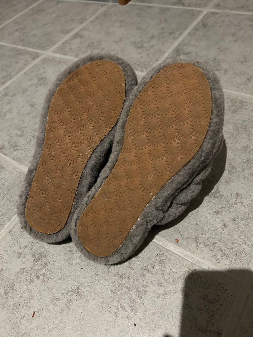 UGG グレー ファーサンダル 秋サンダル　22.5