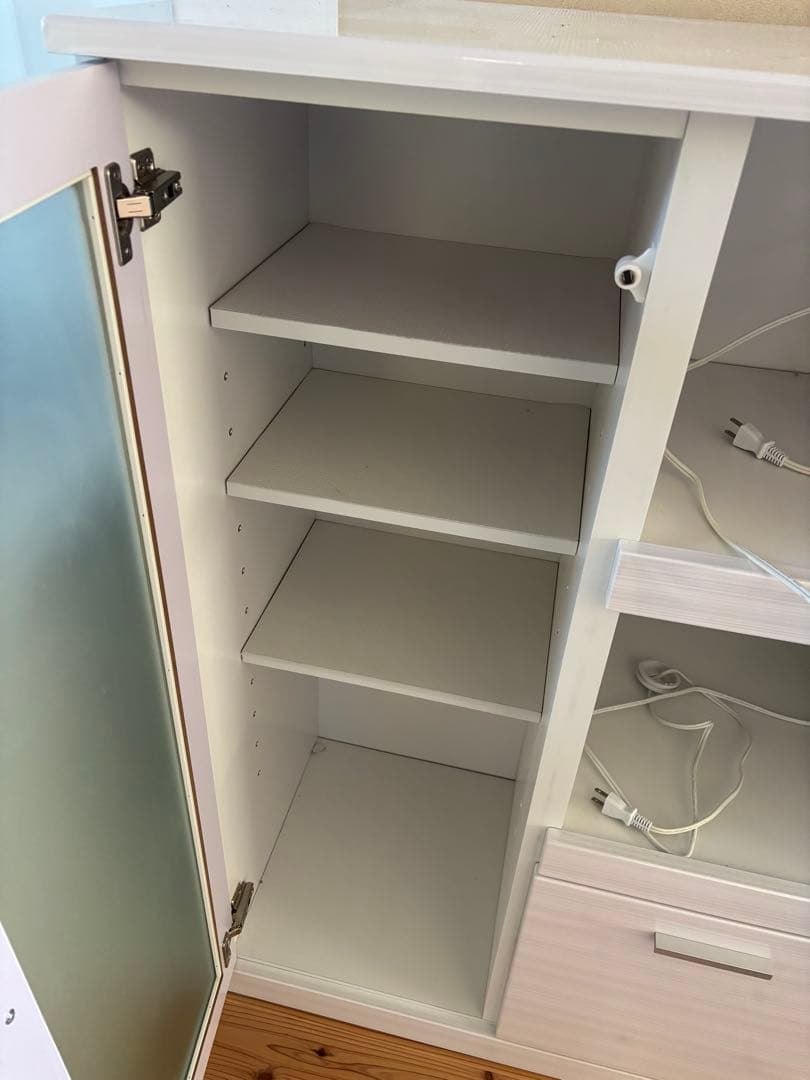 食器棚 ホワイト　ガラス扉付き 中型　コンセント4箇所　炊飯器台付き