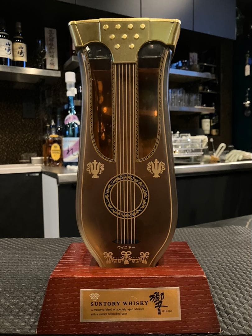 最終値下げ！サントリー 響 リラギター型ボトル - 希少な旋律を奏でる特別な一本