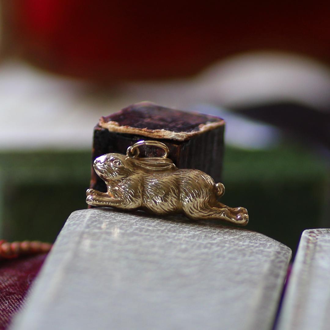 イギリスヴィンテージ　K9　うさぎチャーム/アンティークネックレスリングK18