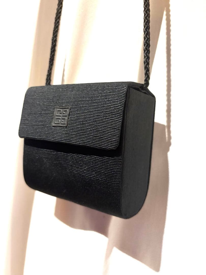 斜め掛け　黒のポシェット　鏡内蔵　パーティポシェット