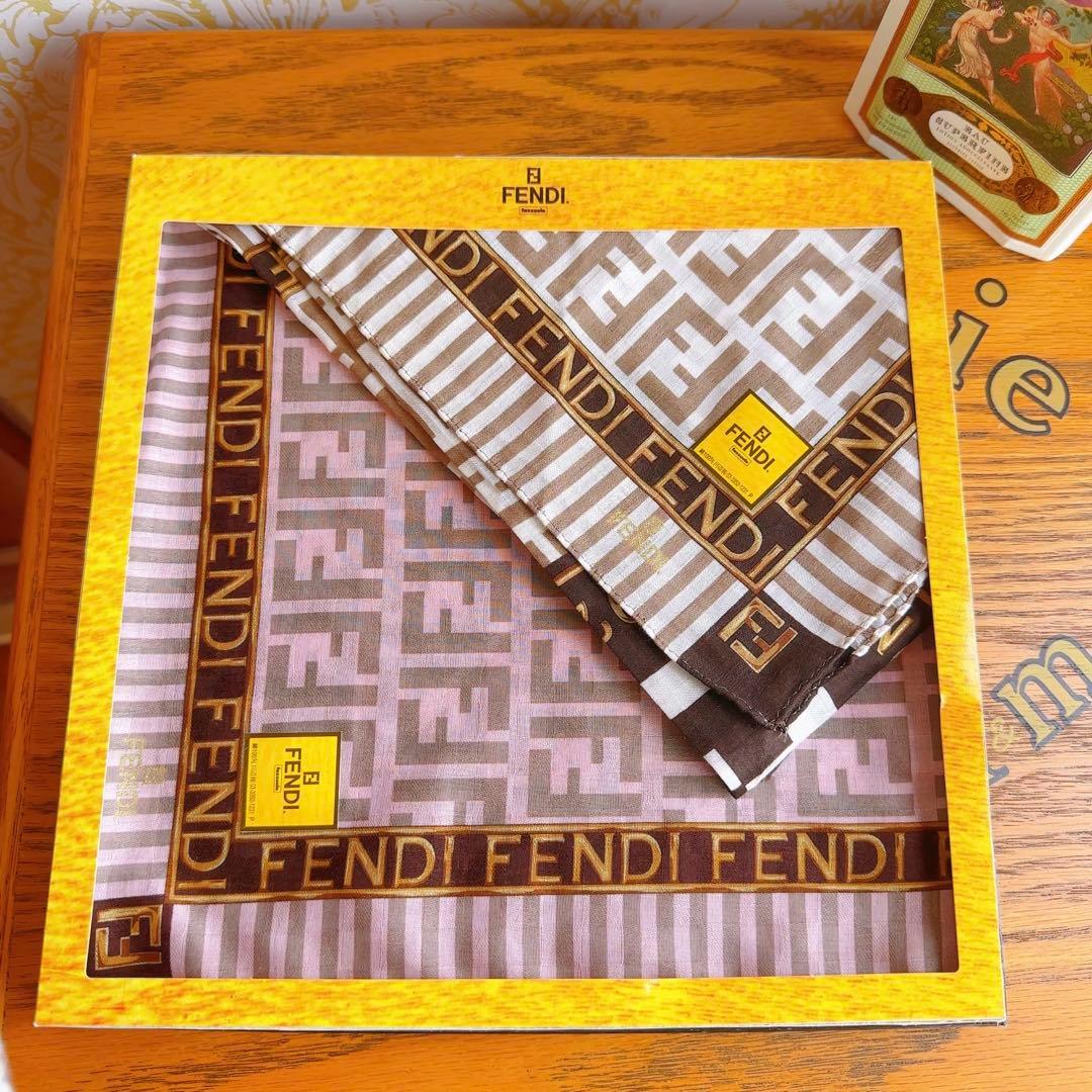 新品FENDI フェンディ　ロゴ入り総柄　ハンカチ　ピンク　ベージュ2枚セット