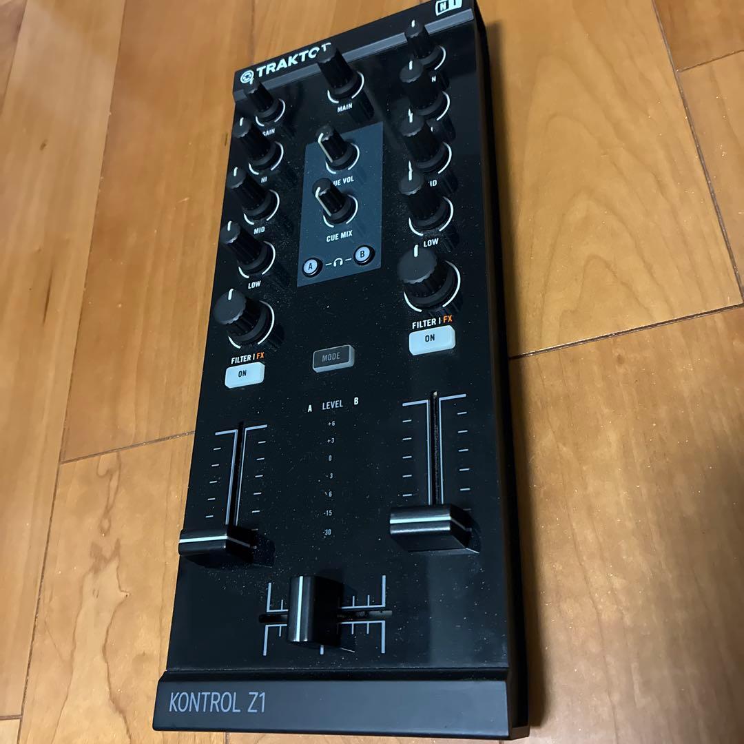 TRAKTOR KONTROL Z1 DJミキサー