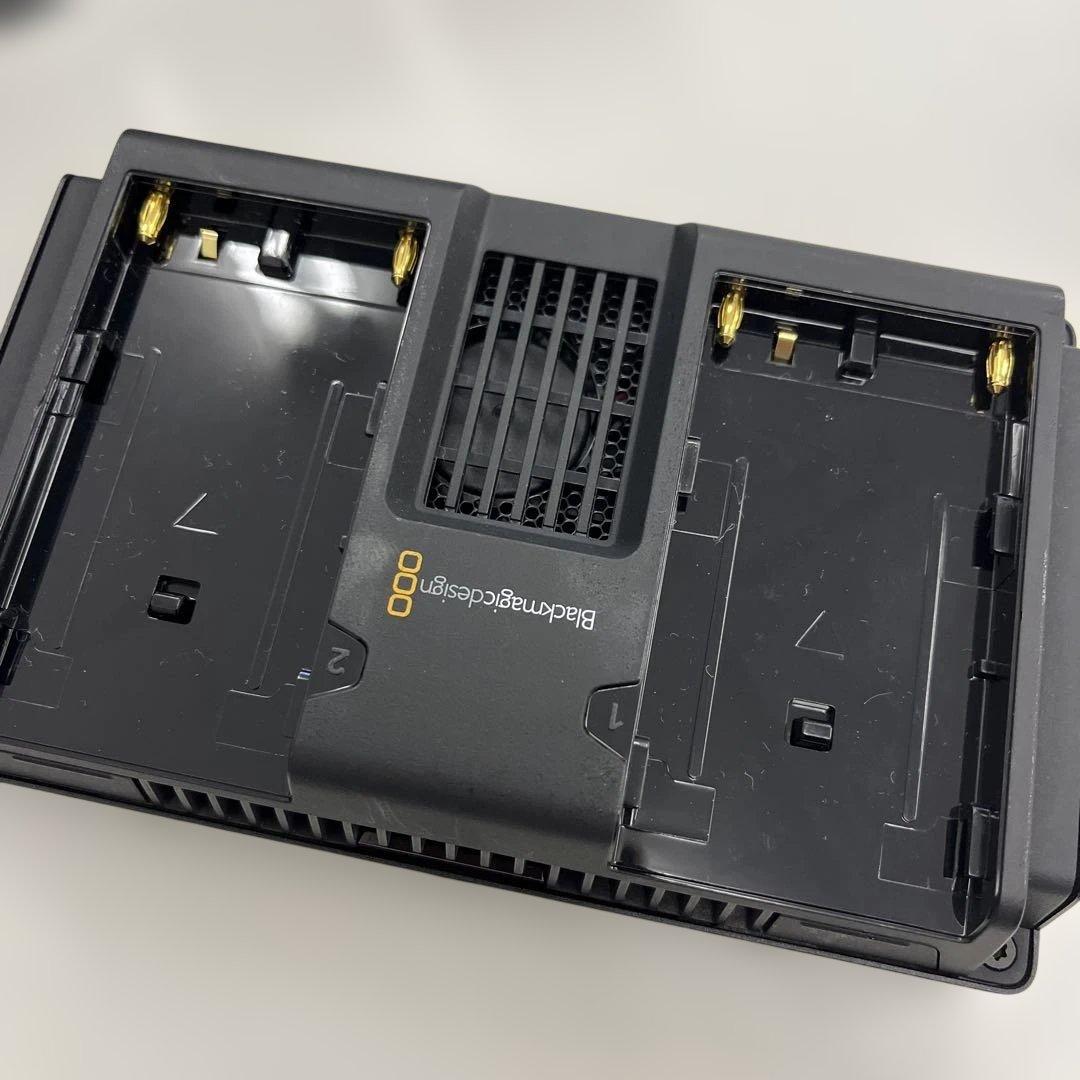 Blackmagic Video Assist 5\" 12G HDR と付属品