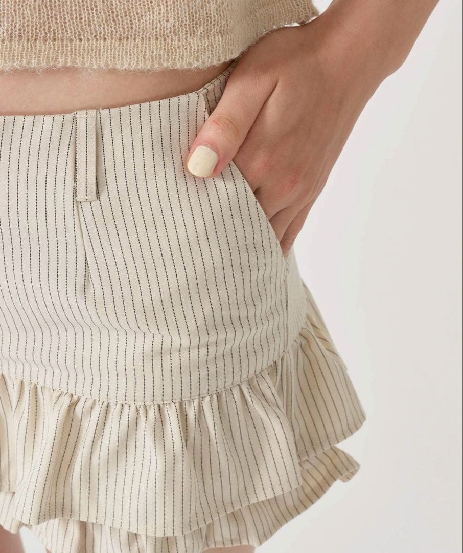 ピンストライプ ティアード ショートパンツ TINA：JOJUN