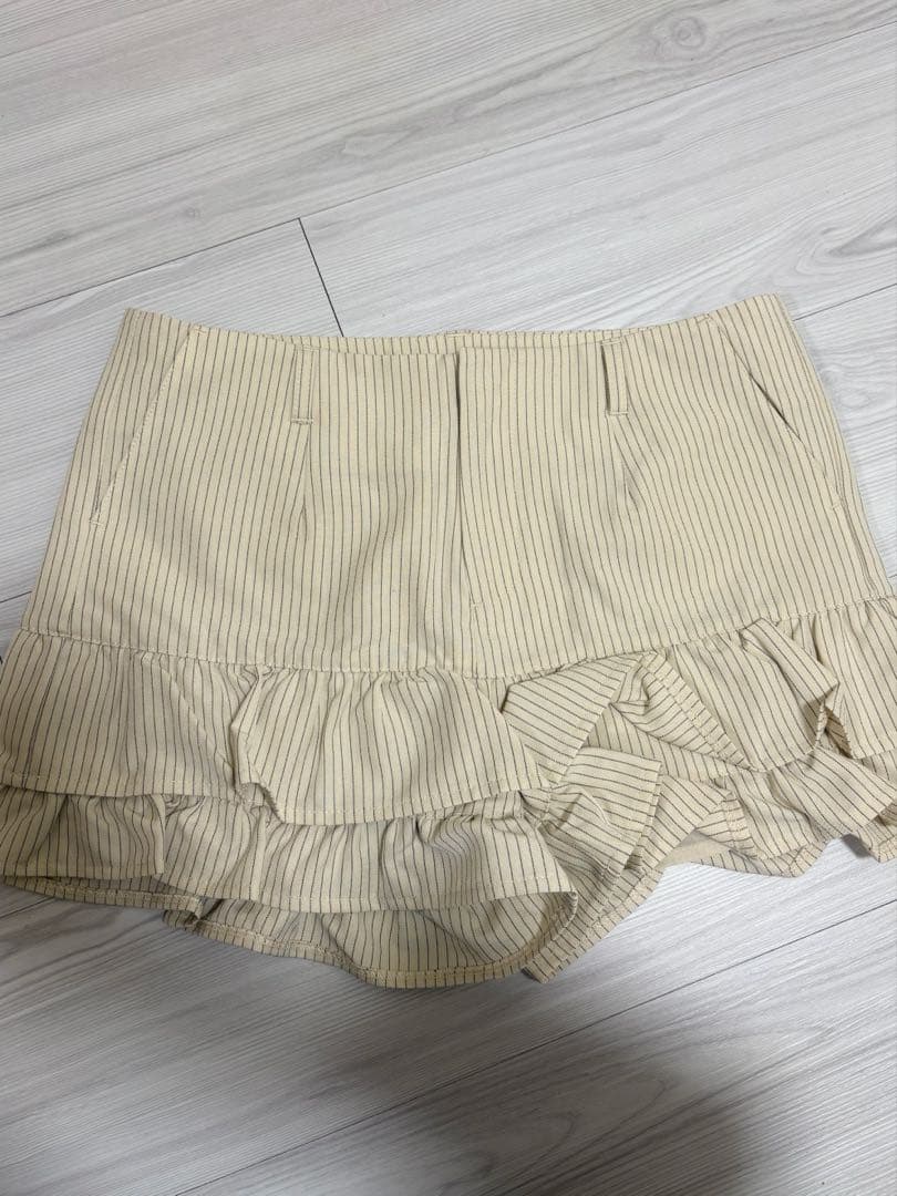 ピンストライプ ティアード ショートパンツ TINA：JOJUN