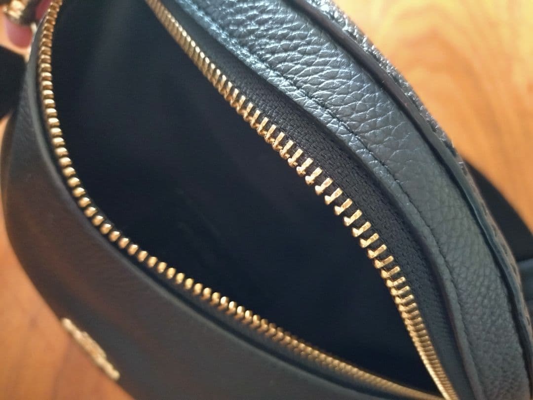 COACH ブラックレザーボディバッグ