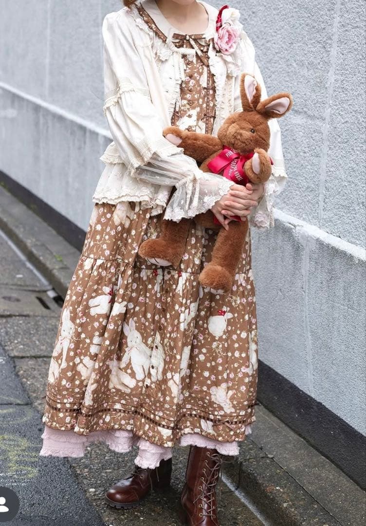 ピンクハウス　バラ園うさぎ柄ミディ丈　ワンピース　ブラウン