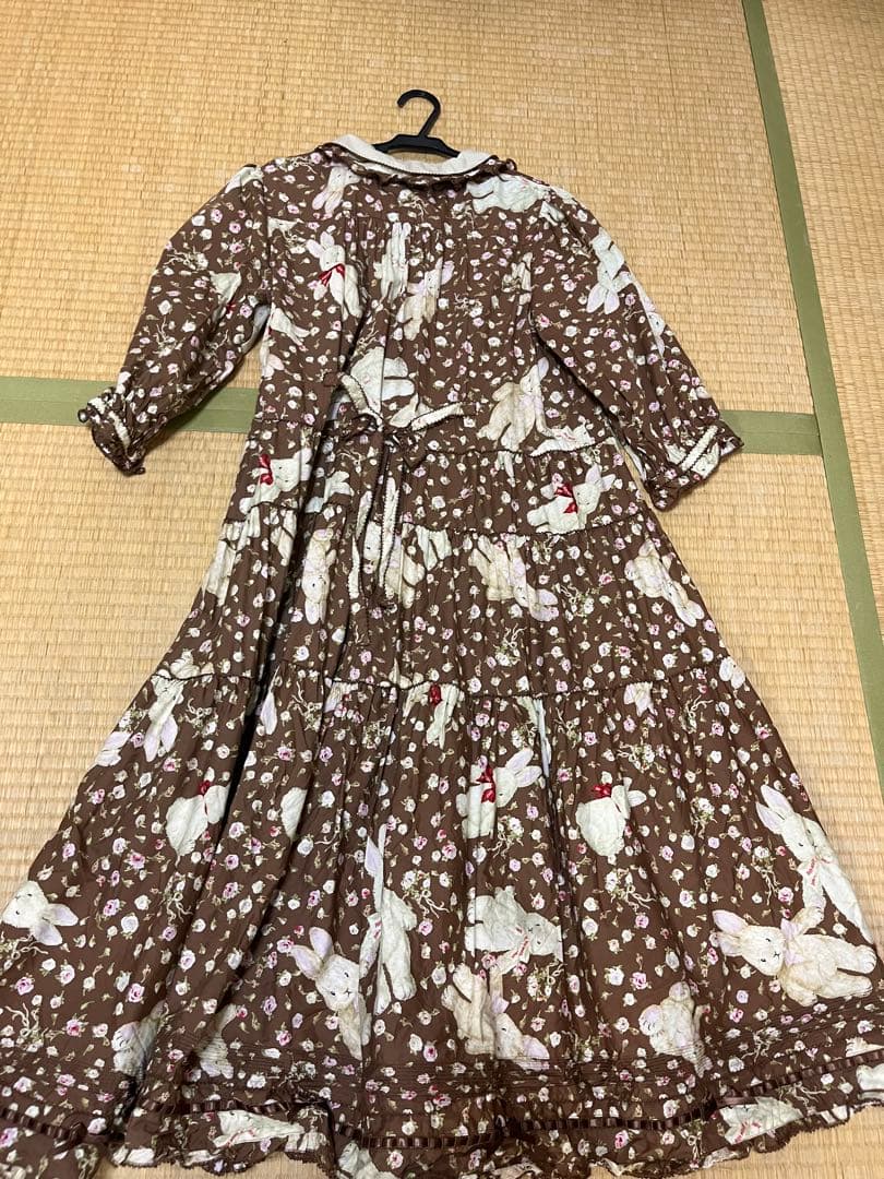 ピンクハウス　バラ園うさぎ柄ミディ丈　ワンピース　ブラウン