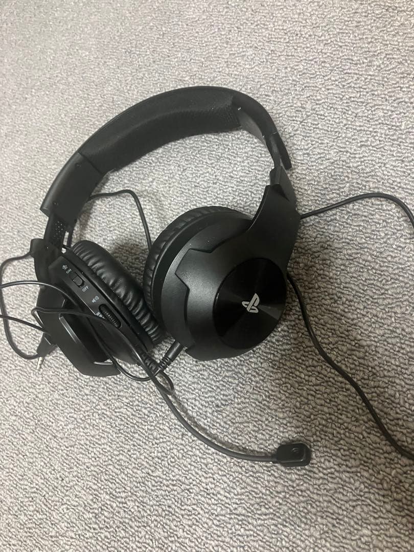 PlayStation 4 本体 + 赤いコントローラー + ヘッドセット