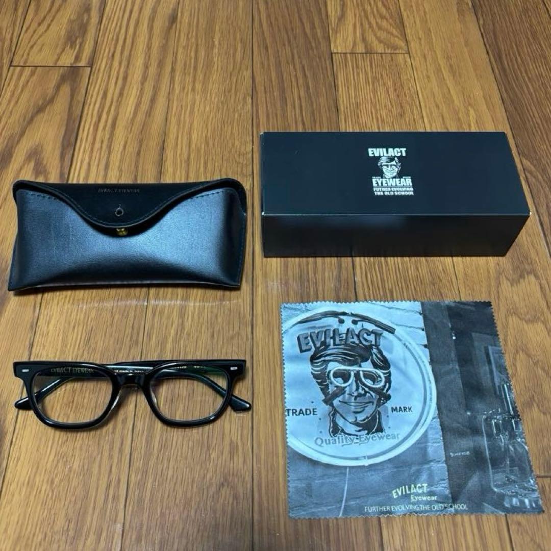 イーブルアクト　ヘンダーソン　ブラックフレームX調光レンズ