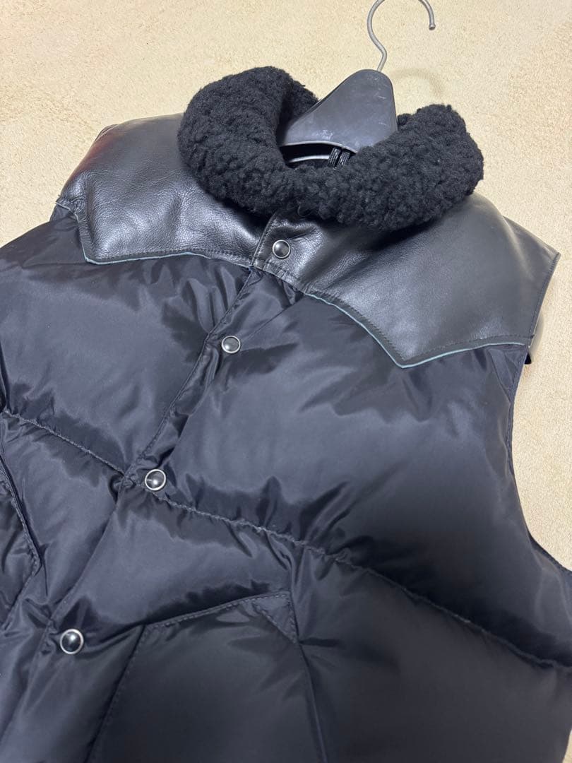 Rocky Mountain × BEAMS リアルムートン襟 ダウンベスト 黒