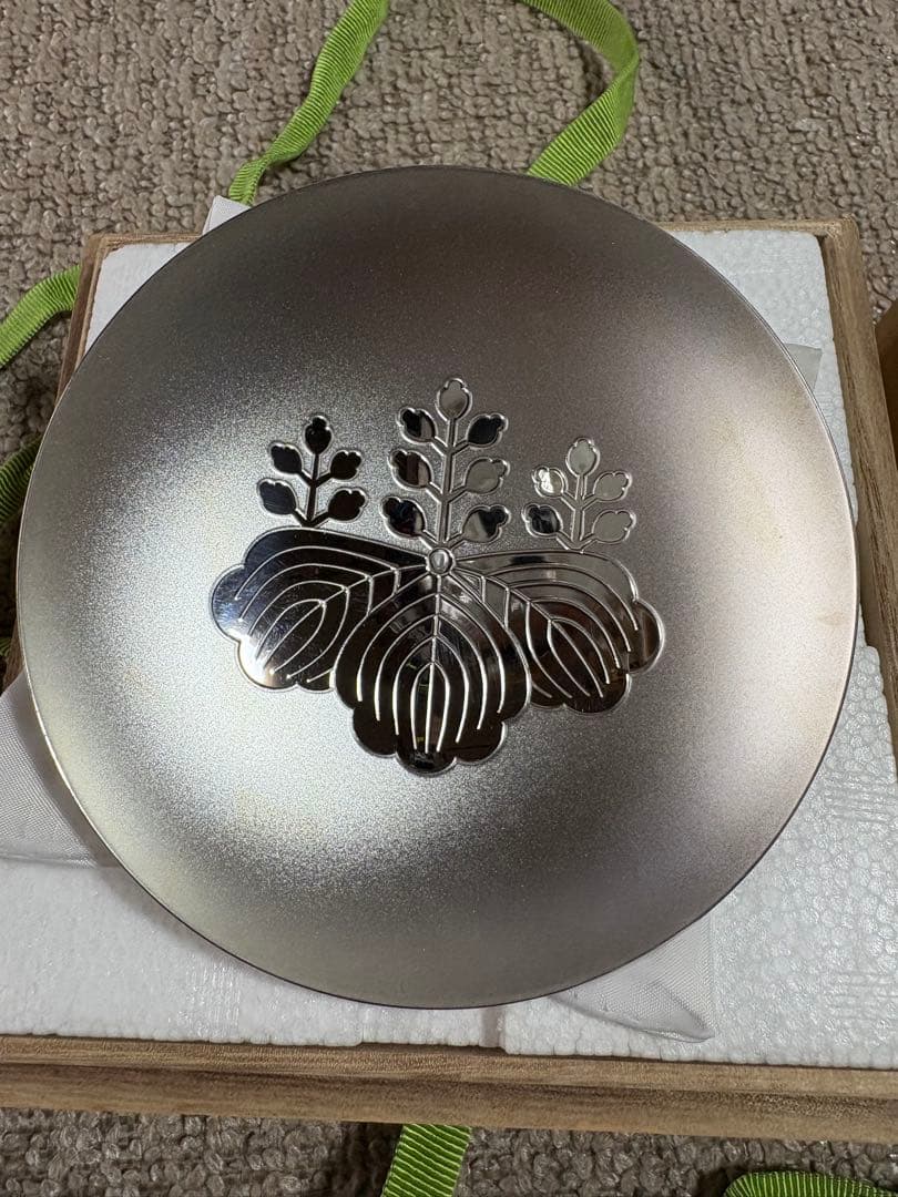 シルバー 花模様 丸型皿 木箱付き