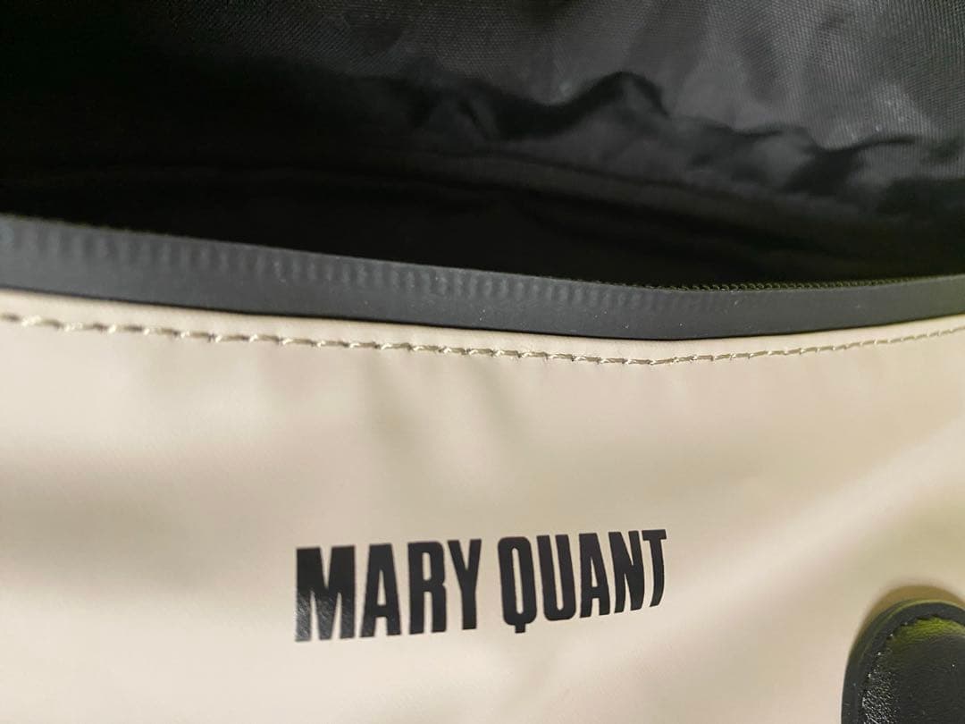 マリークワントボディバッグ ベージュ