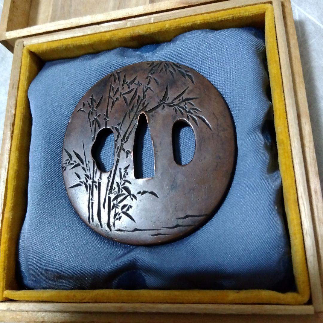 【変更】武具　赤銅製鍔　片切彫　７賢人と笹竹図　銘有り宗興　桐箱付き