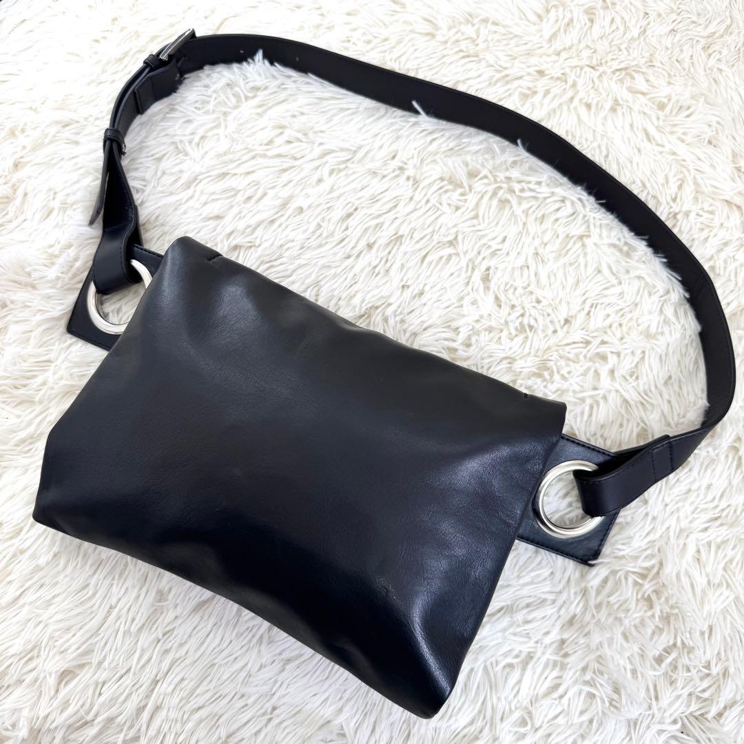 美品 kawa-kawaカワカワ ハトメ ボディバッグ ショルダー レザー 黒