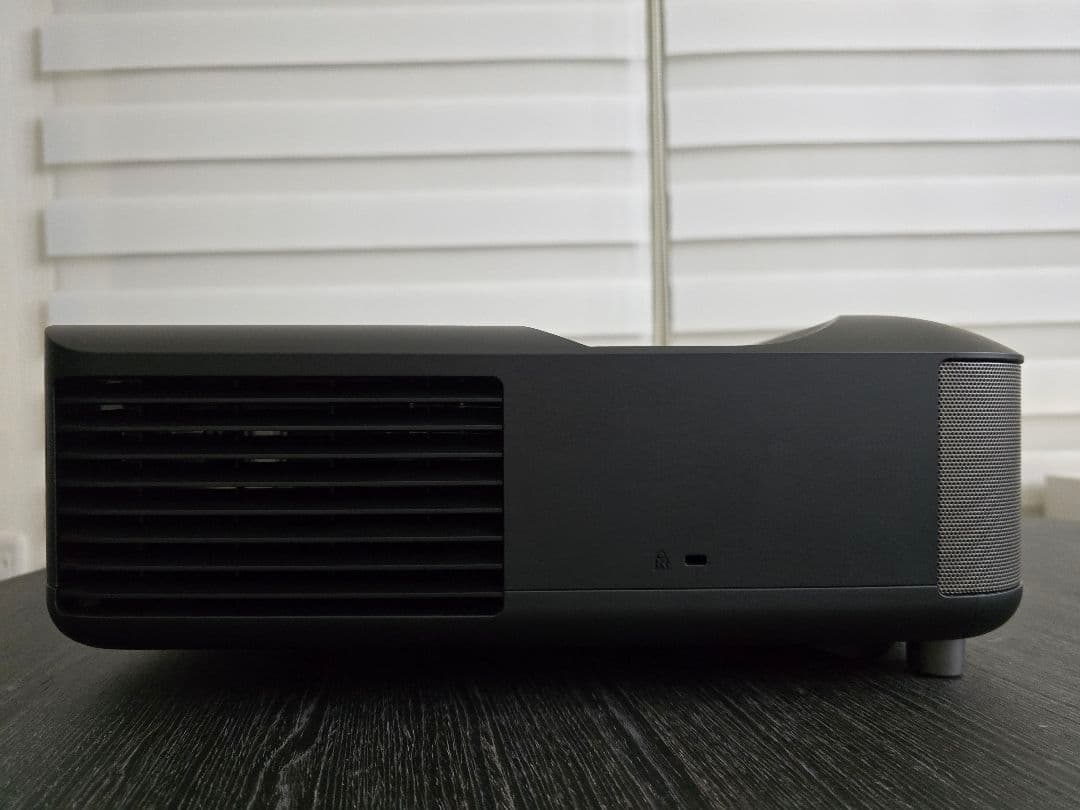 EPSON EH-LS650B プロジェクター本体