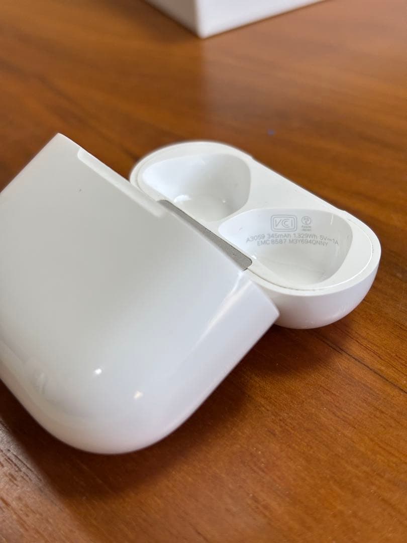 【中古】AirPods（第4世代）　ノイキャン付き
